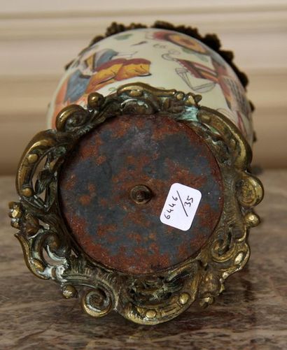 null Pied de lampe en porcelaine de Bayeux à décor aux chinois, monture en bronze...