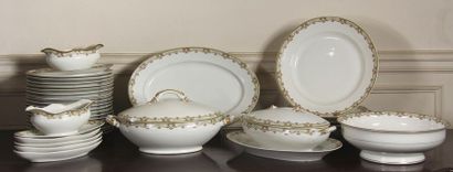 null Limoges
White porcelain dinner service part with crossbows and roses border