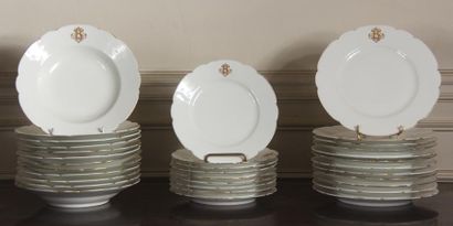 null HAVILAND Limoges
Set of deep, flat and dessert plates in white porcelain with...