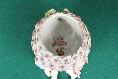 null Cache-pot en porcelaine polychrome représentant deux putti soulevant une fleur
H...