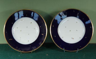 null SEVRES (Manufacture de Porcelaine)
Deux plats en porcelaine blanche, marli bleu...