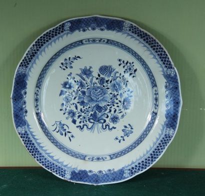 null Eventful round dish in white-blue porcelain decorated with a bouquet of flowers.
D:...