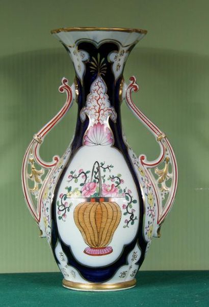 null BAYEUX
Vase in polychrome and gilded porcelain
H: 38 cm. (very important cr...