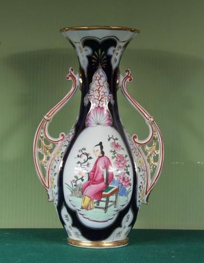null BAYEUX
Vase en porcelaine polychrome et dorée
H : 38 cm. (très important fê...