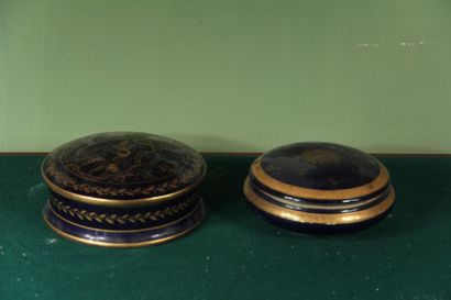 null LIMOGES
Deux bonbonnières en porcelaine bleu et doré
D : 17 et 18 cm.