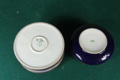 null LIMOGES
Deux bonbonnières en porcelaine bleu et doré
D : 17 et 18 cm.