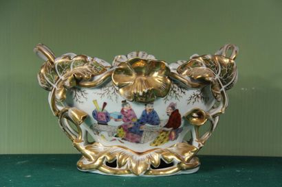 null White and gilded porcelain planter with polychrome decoration in Chinese
H:...