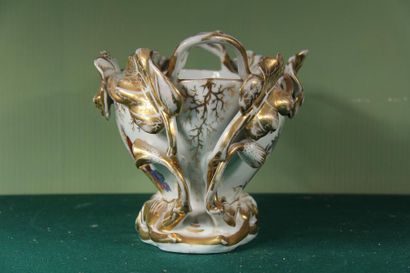 null Cache-pot en porcelaine blanche et dorée à décor polychrome au chinois
H : 22...