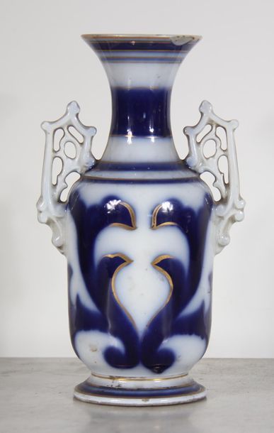 null Vase à deux anses en porcelaine blanc-bleu et fleurs polychrome, Paris fin XIXème...