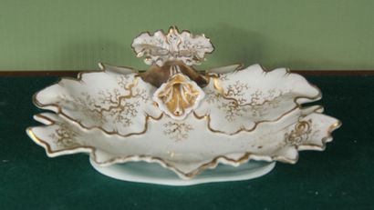 null KPM
Leaf-shaped dish in white and gold porcelain 
L: 26 cm.