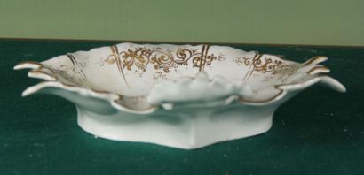 null KPM
Coupelle en forme de feuille en porcelaine blanche et dorée 
L : 26 cm.