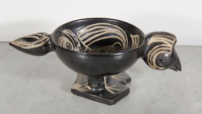 null MADOURA
Ceramic bowl with black glaze in the shape of a bird, signed and stamped.
H...