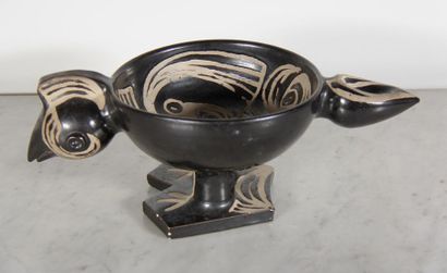 null MADOURA
Ceramic bowl with black glaze in the shape of a bird, signed and stamped.
H...