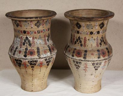 null Deux vases formant pendant en céramique à décor de fleurs, Afrique du Nord
H...