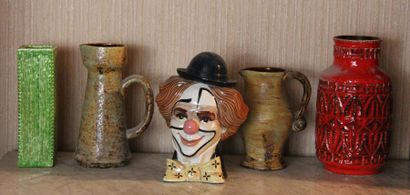 null Four ceramic vases and pots and a ceramic bust in the shape of a clown
H: 29...