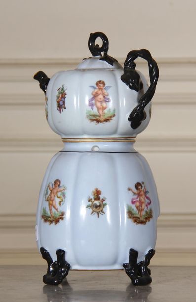 null Porcelain quadripod teapot with cherubs on a pale blue background
H: 27 cm....