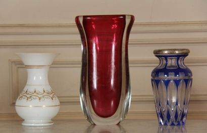 null Lot:
Red glass vase, Murano work, H: 26 cm.
Vase in transparent and blue cut...