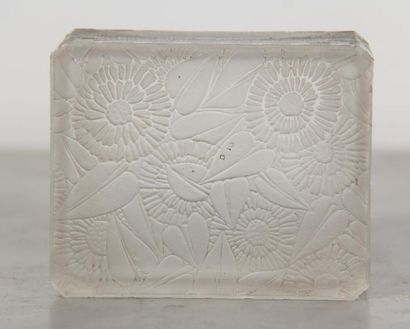 null R. LALIQUE France
Rectangular box lid with cut sides decorated with flowers,...