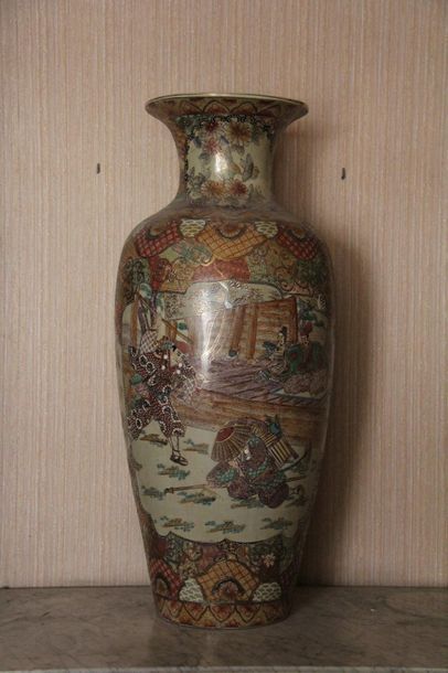 null Large earthenware baluster vase, modern Satsuma.
H: 92 cm.