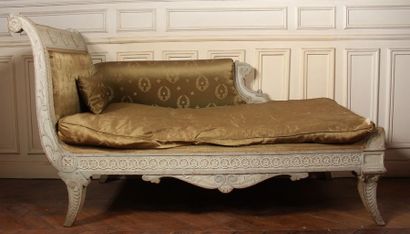 null Meridian in carved wood lacquered white Empire style
H : 92 L : 160 D : 68 cm....