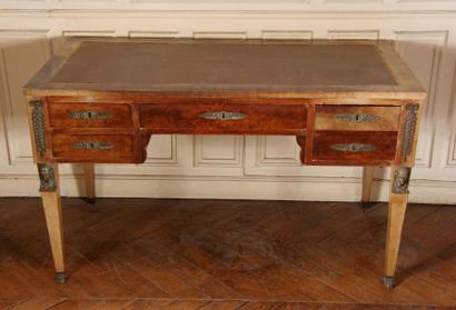 null Mahogany veneer pedestal desk, Empire style 
H : 75 W : 129 D : 64 cm (exposed,...