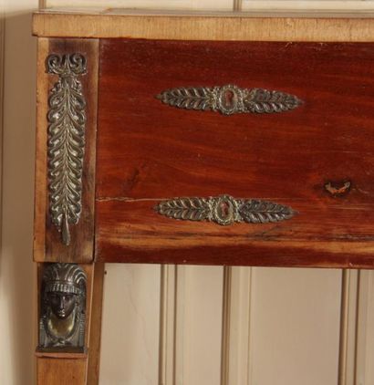 null Mahogany veneer pedestal desk, Empire style 
H : 75 W : 129 D : 64 cm (exposed,...