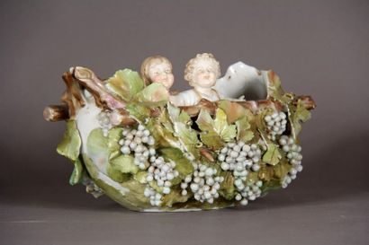 null Vase ovale en porcelaine polychrome à décor en relief de pampres de vigne et...