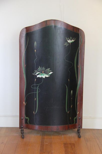 null Pare-feu en tôle à décor polychrome de fleurs
97 x 58 cm.