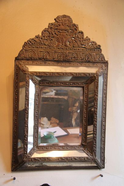 null Glace pareclose en laiton repoussé, style Louis XIV
93 x 59 cm.