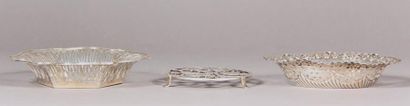 null Silver lot:
- Matthew John JESSOP goldsmith
small oval cup 925°/°°° with openwork...