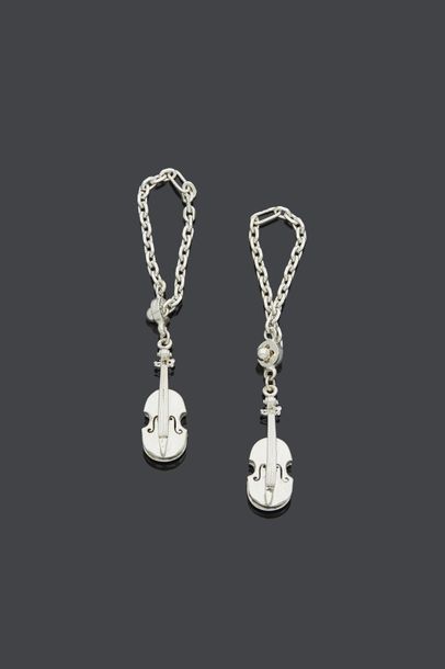 Two silver violin KEY HOLDERS (800 ‰). Total...