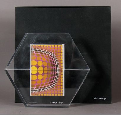 null Victor VASARELY (1906-1997)
Hexagone, 1988
Quatre ouvrages sous plexiglas signé...