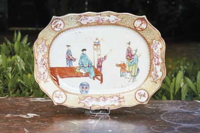 null CHINA (Compagnie des Indes): 
Porcelain dish with polychrome and gold decoration...