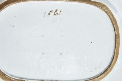 null CHINE (Compagnie des Indes) : 
Plat en porcelaine de forme chantournée à décor...