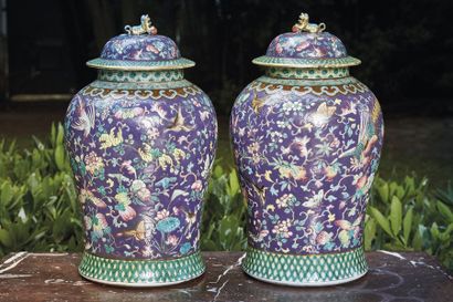 null CHINE : 
Paire de potiches balustres et leur couvercle en porcelaine à décor...
