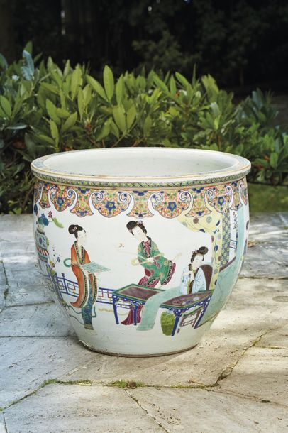 null CHINE 
Cache-pot en porcelaine à décor polychrome aux émaux de la famille rose...