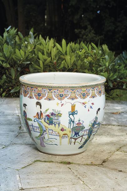 null CHINA 
Porcelain planter with polychrome decoration with enamels of the pink...