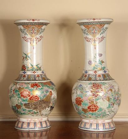 null Paire de vases de formes balustres en faïence de Satsuma rehaussé d’or, à décor...