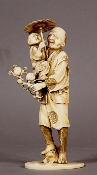 null Okimono in ivory, representing a gardener accompanied by his son holding an...