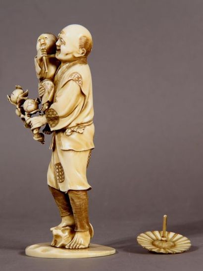 null Okimono en ivoire, représentant un jardinier accompagné de son fils tenant une...