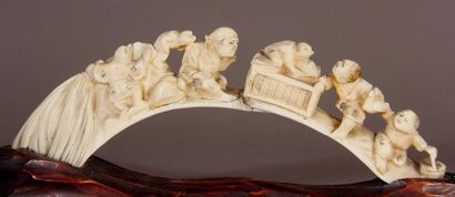 null Okimono en ivoire, représentant des personnages accompagnés d’oiseaux tengu....