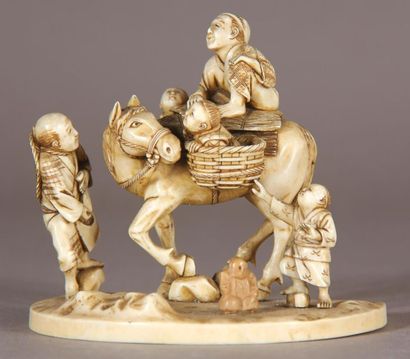 null Okimono en ivoire, représentant un paysan sur son cheval accompagné d’enfants....