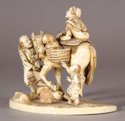 null Okimono en ivoire, représentant un paysan sur son cheval accompagné d’enfants....