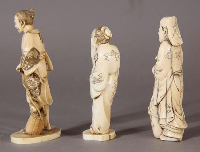 null Lot of four ivory okimono, representing peasants and a priest with a picture...
