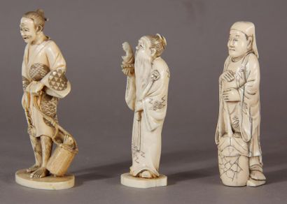 null Lot of four ivory okimono, representing peasants and a priest with a picture...
