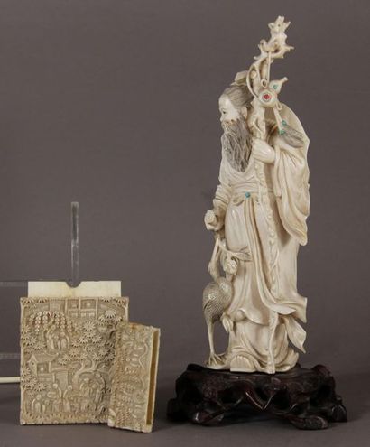null Statuette en ivoire, représentant Zhoulao, debout accompagné d’un échassier....