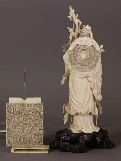 null Statuette en ivoire, représentant Zhoulao, debout accompagné d’un échassier....