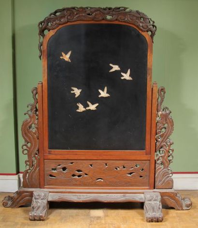 null Important fire screen made of rosewood, with motifs of dragons spread, the central...