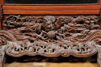 null Important fire screen made of rosewood, with motifs of dragons spread, the central...