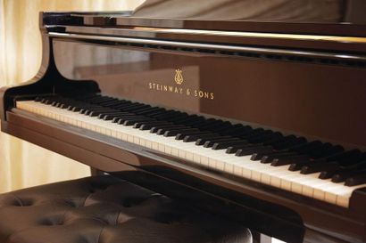 null STEINWAY & SONS
Piano with half tail in black lacquer model A 188
numbered 444625...